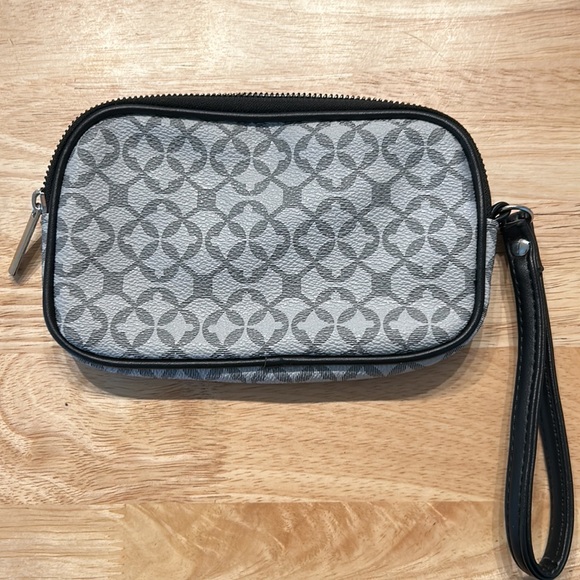 EUC Gray geometric design wristlet - Picture 3 of 4